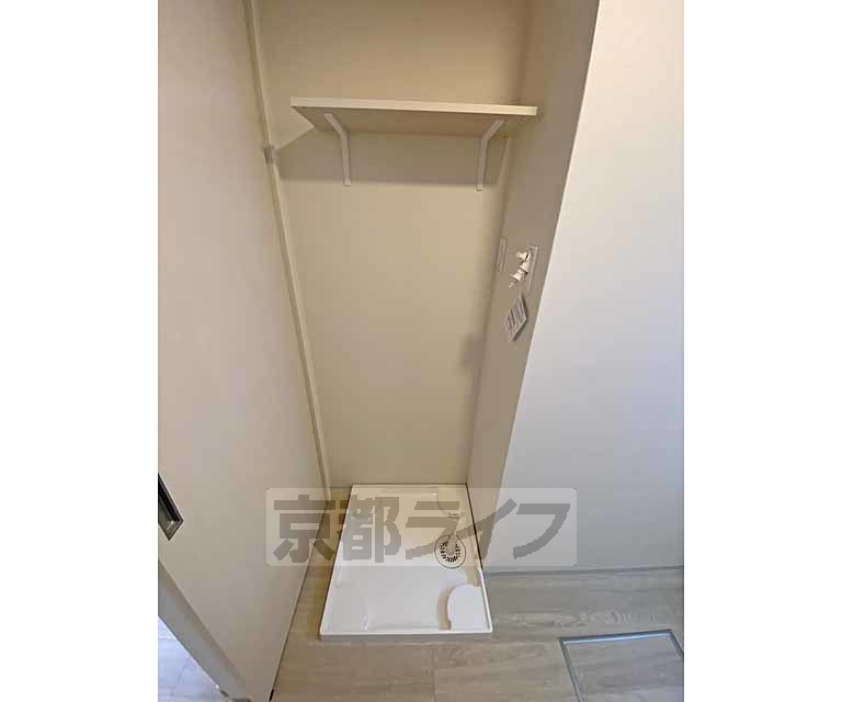 その他設備　便利な棚収納付きの洗濯機置き場です。