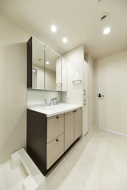 洗面設備　明るい洗面所です