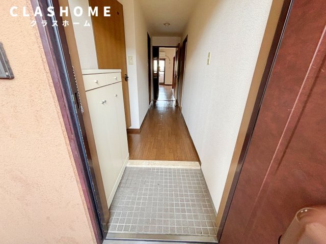 玄関　同物件の別部屋になります。