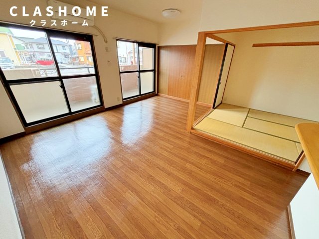 居室・リビング　同物件の別部屋になります。