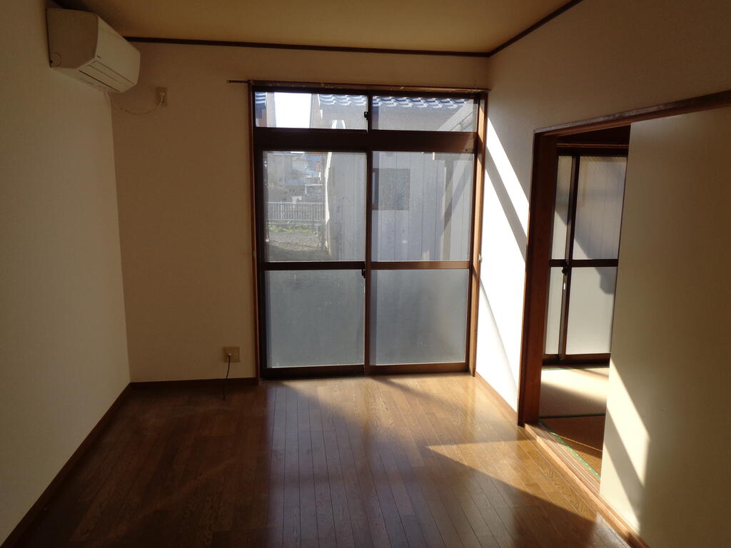 居室・リビング　南向きなので日がよく入るリビング♪