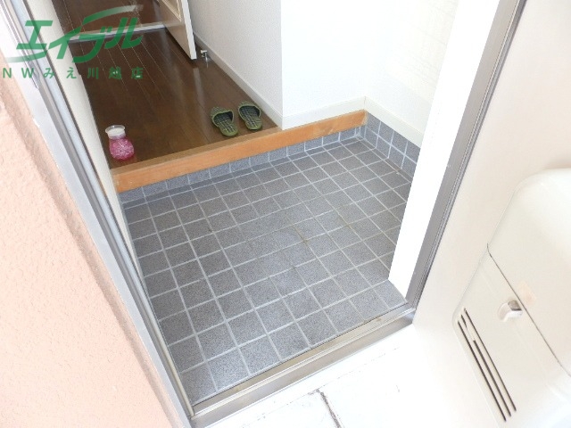 玄関　別部屋反転参考写真です。