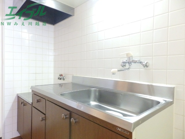 キッチン　別部屋反転参考写真です。