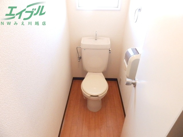 トイレ　別部屋反転参考写真です。