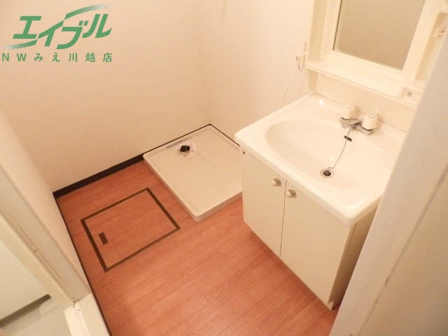 洗面設備　別部屋反転参考写真です。