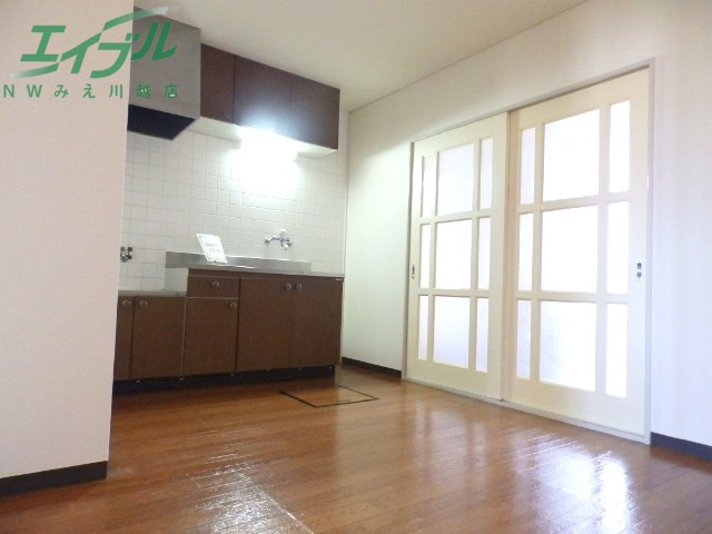 居室・リビング　別部屋反転参考写真です。