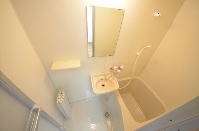 バス・シャワールーム　浴槽・洗面台