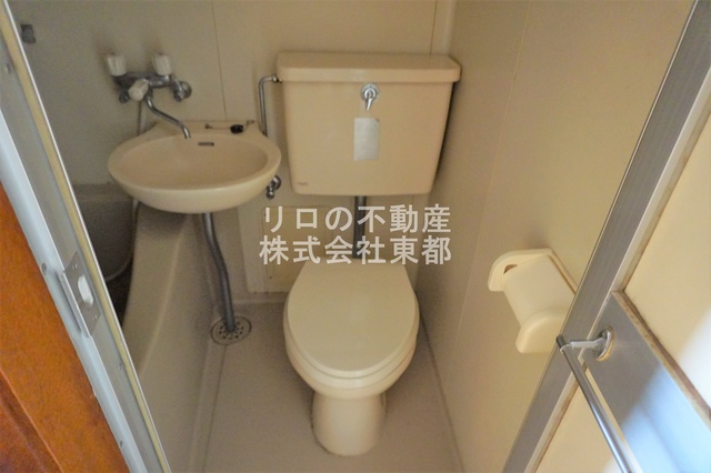 トイレ　白を基調とした空間で清潔感のあるトイレです♪