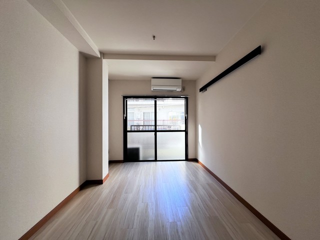 居室・リビング　ワイドな窓で通風、採光に優れたお部屋です！