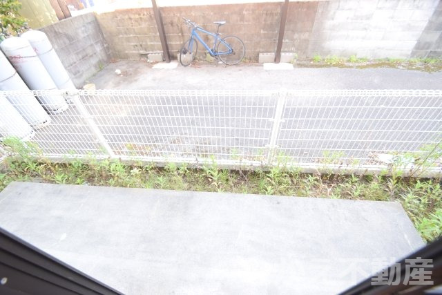 バルコニー　暖かな日差しのふりそそぐバルコニー