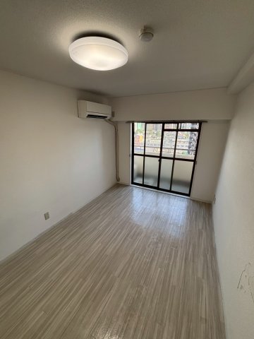 居室・リビング　こちらの居間で趣味の時間をお楽しみください