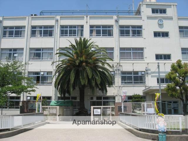 小学校　高槻市立芝生小学校（小学校）まで423m