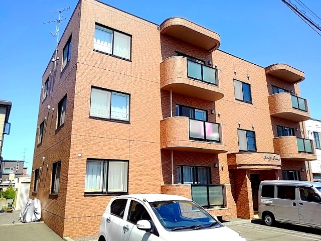 建物外観　南東向きで陽当たり良好な広々３ＬＤＫマンションです♪