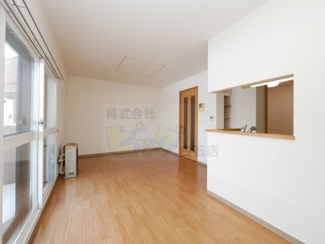 居室・リビング　陽当たり良好で明るいリビングです♪