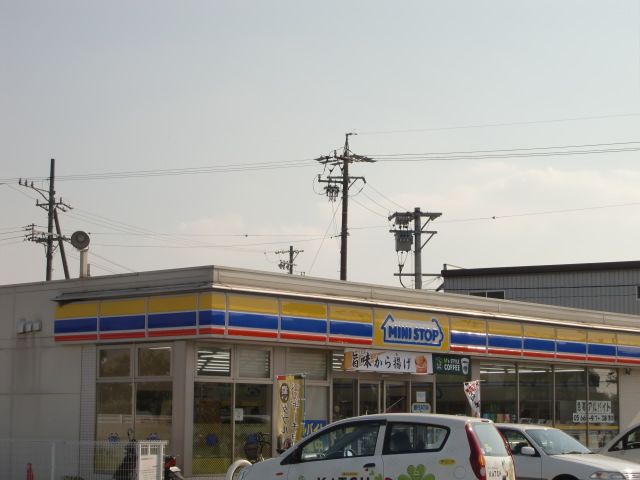 コンビニ　ミニストップ（コンビニ）まで530m