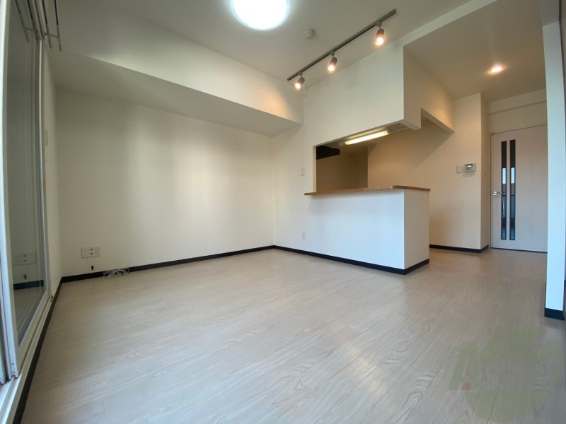 居室・リビング　白さが清潔感を出してくれます。お部屋も明るいですね。