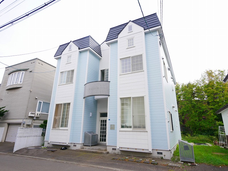 建物外観　大きな公園があり環境が良く、しかも駅より徒歩5分♪