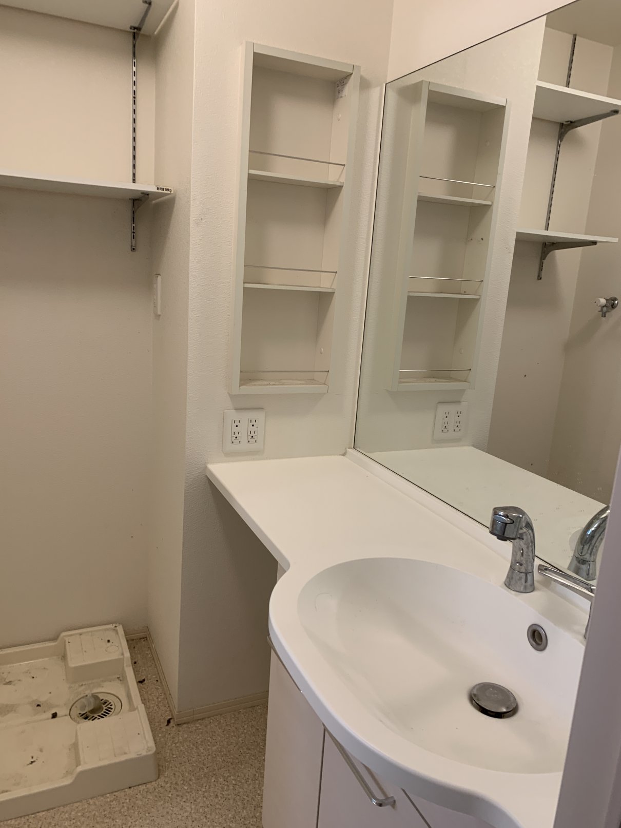 洗面設備　鏡の大きいカウンタータイプの洗髪洗面化粧台