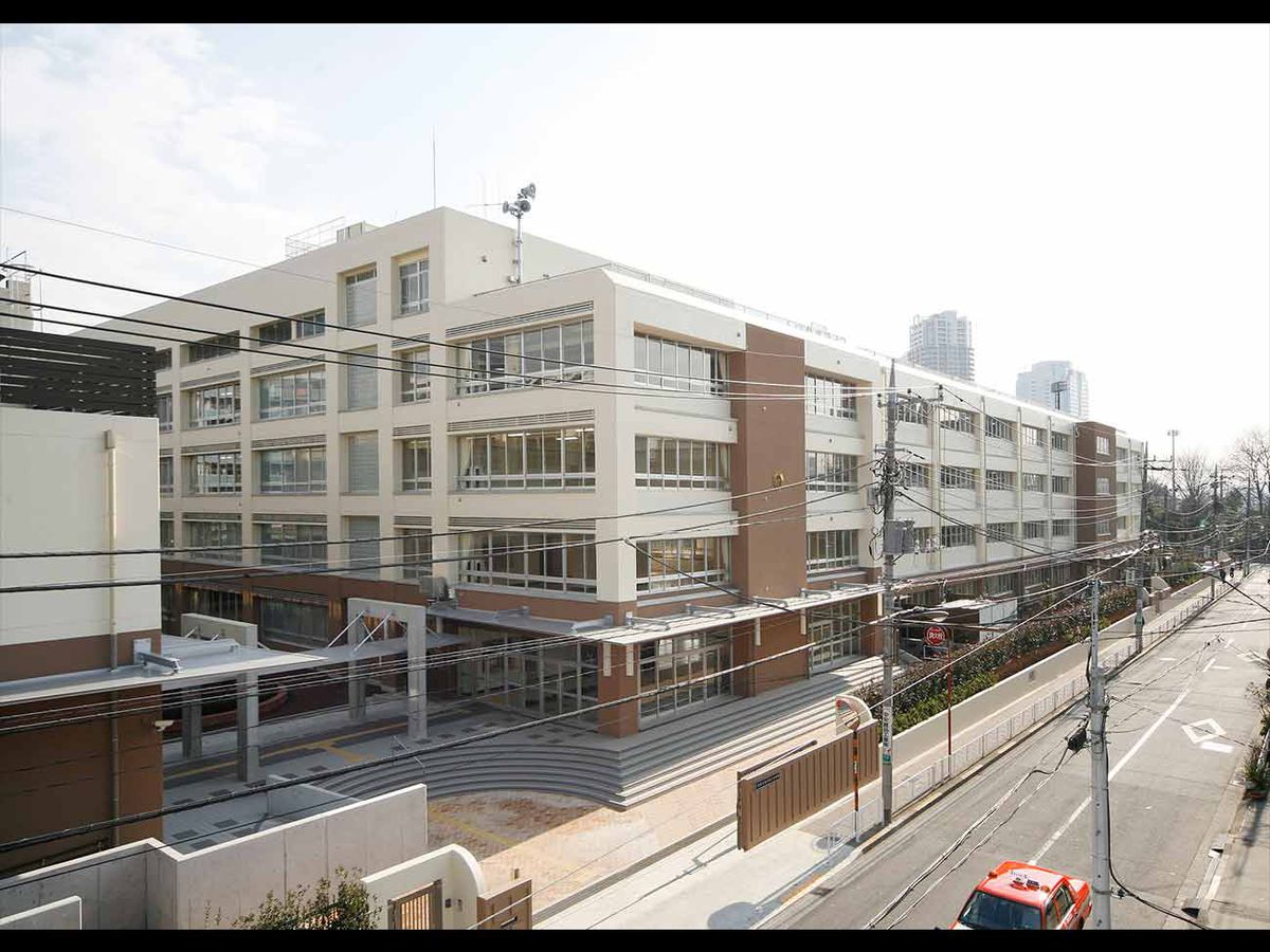 中学校　深川第三中学校（中学校）まで785m