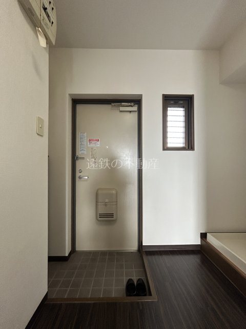 玄関　実際のお部屋と異なる場合があります