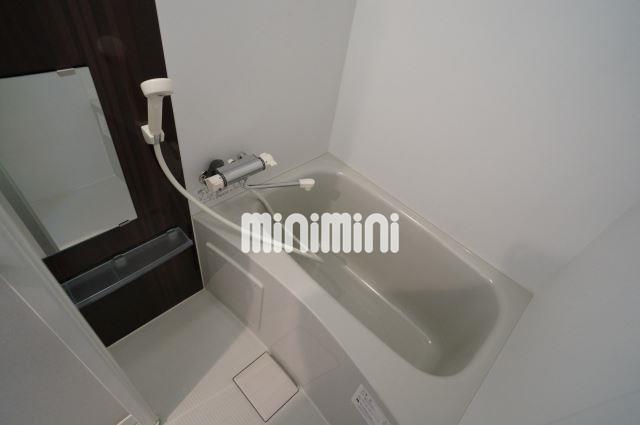 バス・シャワールーム　鏡付の浴室