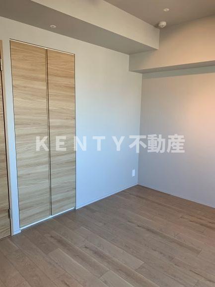 その他部屋・スペース　落ち着いた色調の寝室です