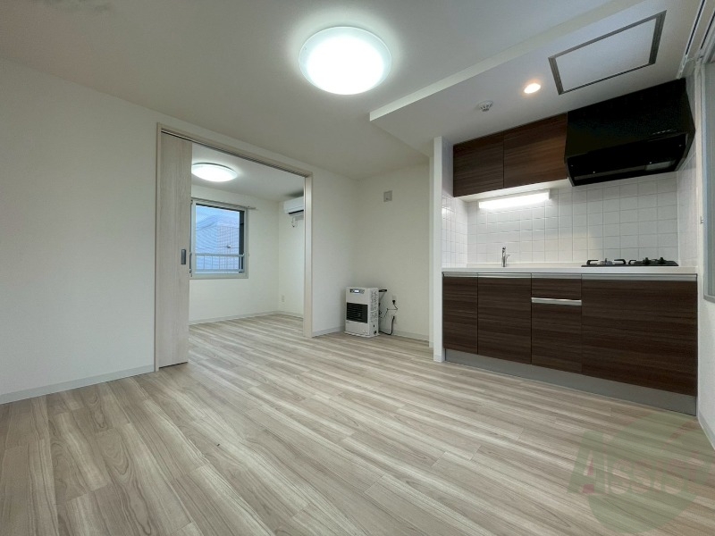 居室・リビング　木目のフローリングは落ち着きのある印象のお部屋になりますね。