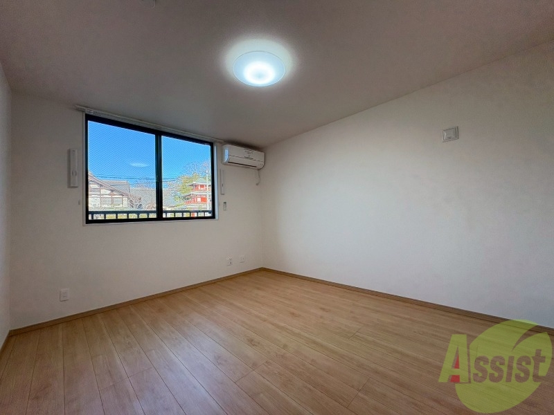 居室・リビング　こちらは７．５７帖の洋室になります。日当たり良好です。