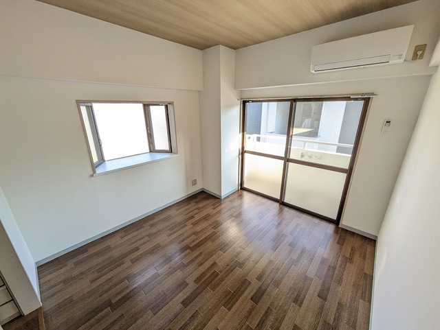 居室・リビング　角部屋のため窓が多いです♪