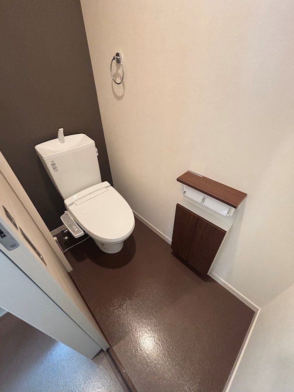 トイレ　温水洗浄便座付き