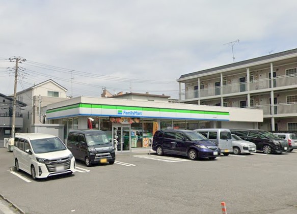 コンビニ　ファミリーマート（コンビニ）まで328m