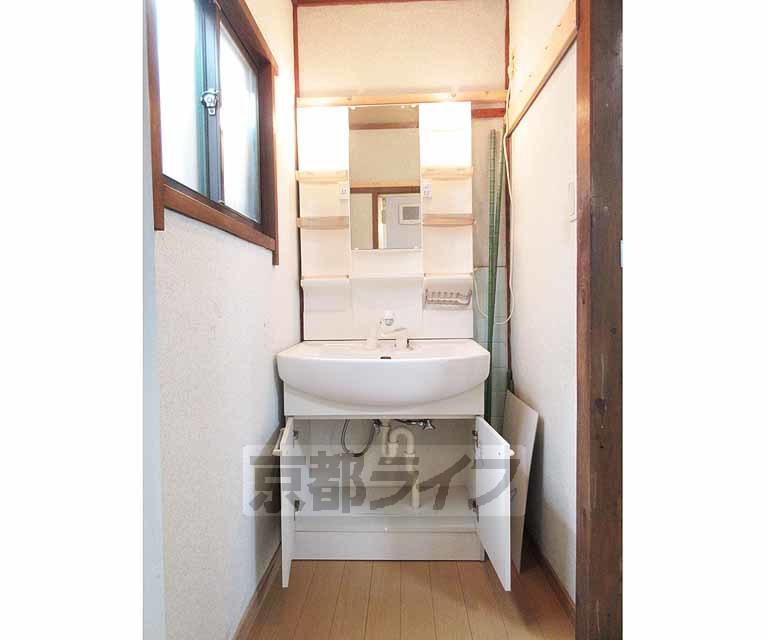 洗面設備　綺麗な洗面台です