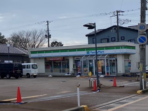 コンビニ　ファミリーマート長岡大島本町店（コンビニ）まで526m