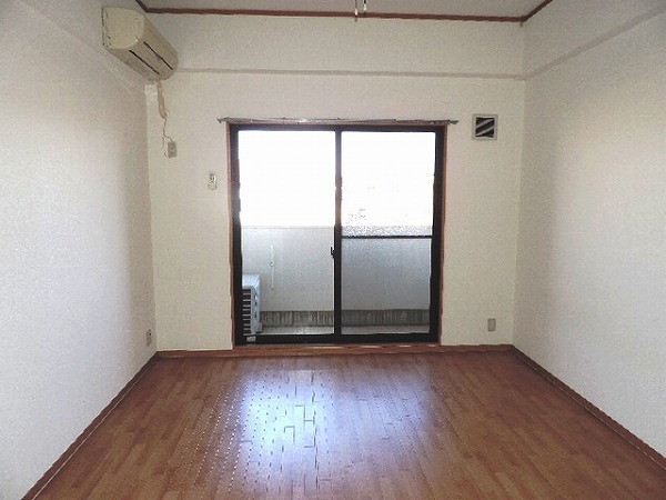 居室・リビング　同物件別部屋