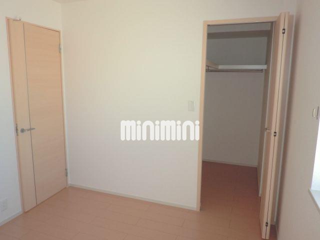 収納　ウォークインクローゼットでいっぱい収納できます。