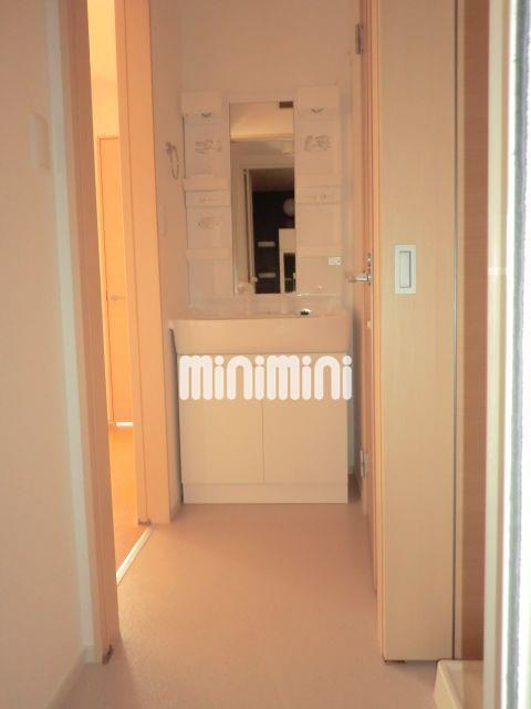 洗面設備　朝には欠かせない洗髪化粧洗面台付。