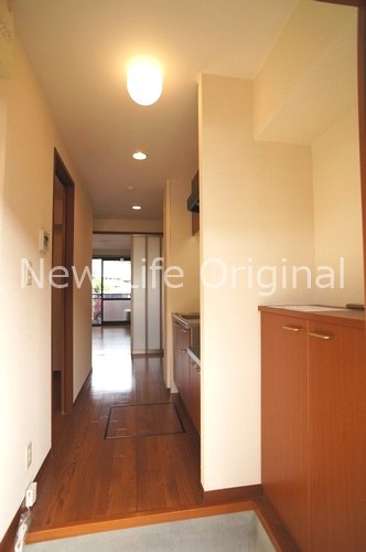 玄関　ディスプレイも楽しめるシューズボックス付きです☆