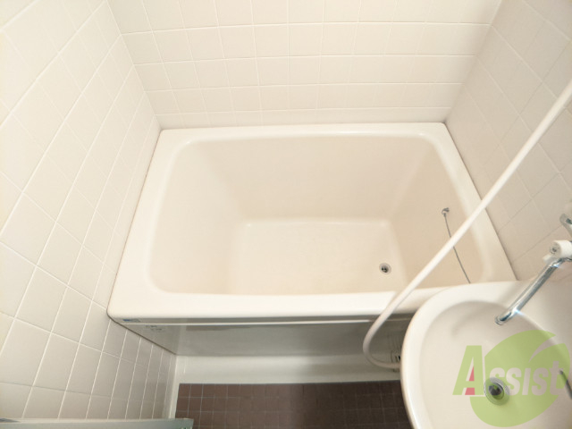 バス・シャワールーム　バスルームは狭すぎず、シャワーも浴びやすそうです。