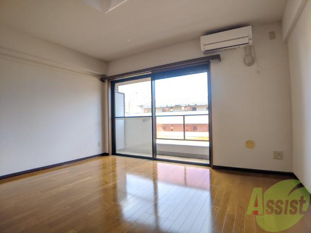 居室・リビング　８．５帖の洋室です。広々として、きれいですね。