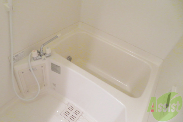 バス・シャワールーム　浴槽はかなり大きく疲れをとるのに最適。ゆっくり浸かりましょう