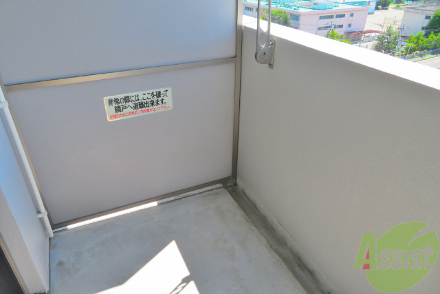 バルコニー　バルコニーは白色のオシャレな仕様になっています。いいなー。