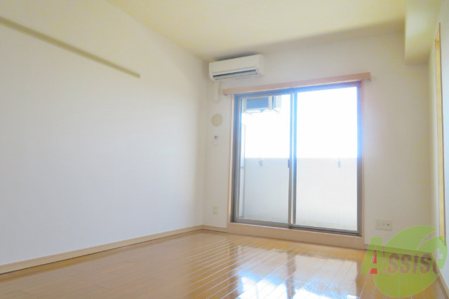 居室・リビング　帖もある広々とした洋室です。陽当たり良好にて過ごしやすい