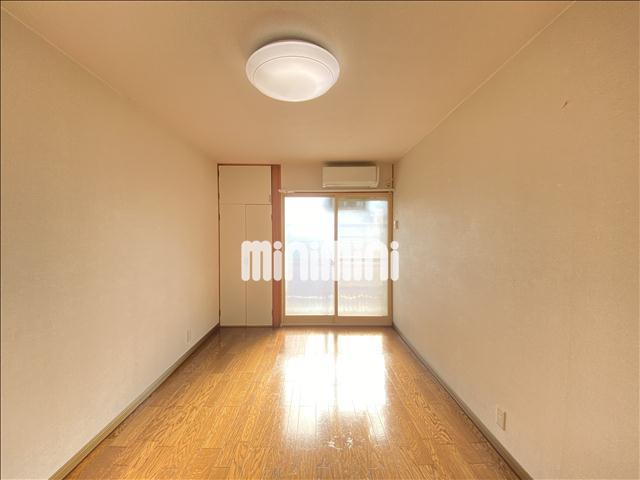 居室・リビング　同物件別部屋のお写真です。