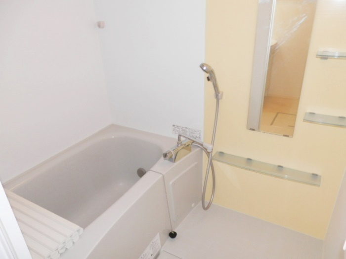 バス・シャワールーム　嬉しい追い焚き・浴室乾燥機付きです♪