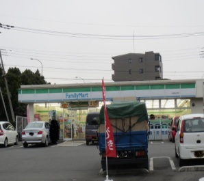 コンビニ　ファミリーマート（コンビニ）まで850m