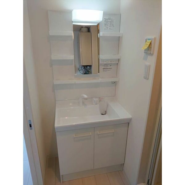 洗面設備　シャワードレッサー付きです！