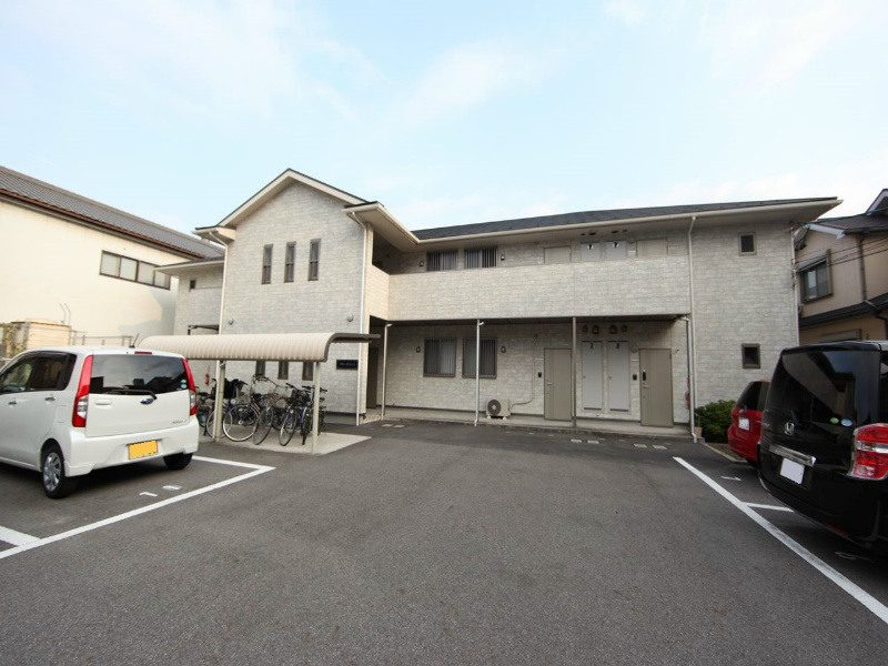 建物外観　外観　屋根付き駐輪場　敷地内平面駐車場　南向き（日当り良好）