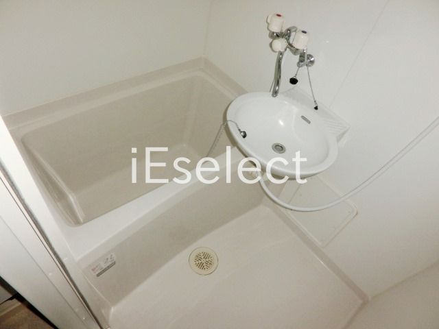 バス・シャワールーム　バスルーム。