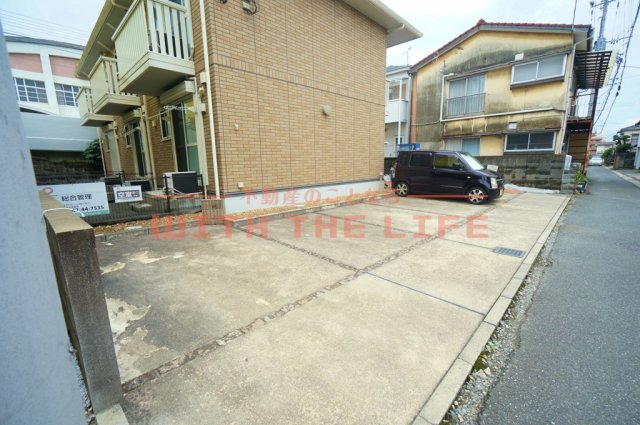 駐車場　駐車場に車を止められます