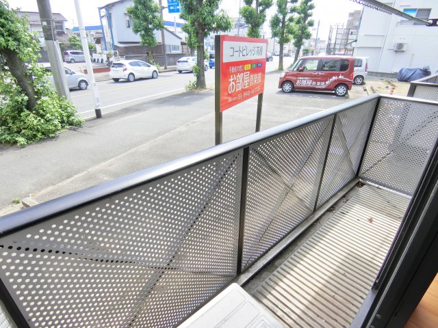 バルコニー　バルコニーからの眺めを楽しみながら食事をしませんか